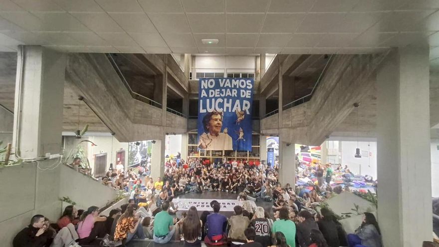 Unas trescientas personas entre estudiantes, profesores y personal de administración y servicios participan esta noche de martes en un encierro en la Facultad de Ciencias de la Información de la Universidad Complutense de Madrid (UCM) para preparar la huelga de este miércoles 14 de octubre en la educación pública madrileña.