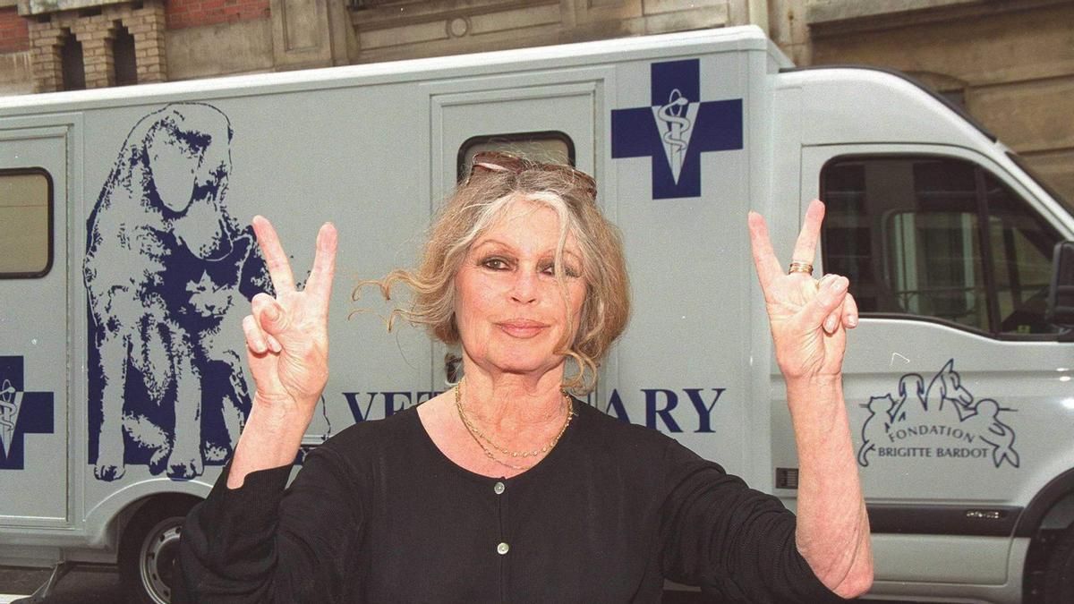 Brigitte Bardot lanza la primera clínica móvil veterinaria para perros y gatos sin hogar el 12 de junio de 2002 en París