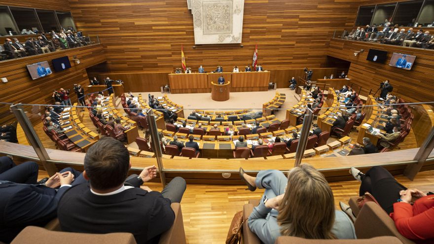 Santiago Abascal y Ana Pastor presencian el Debate de Investidura desde la tribuna de invitados de las Cortes de Castilla y León.