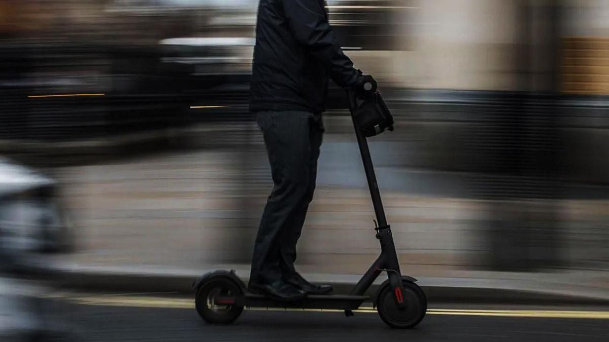 Herida una mujer de unos 30 años en una colisión entre un coche y un patinete en León este domingo