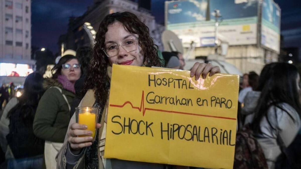 Los trabajadores del hospital Garrahan realizan una masiva movilización del Congreso a Plaza de Mayo.