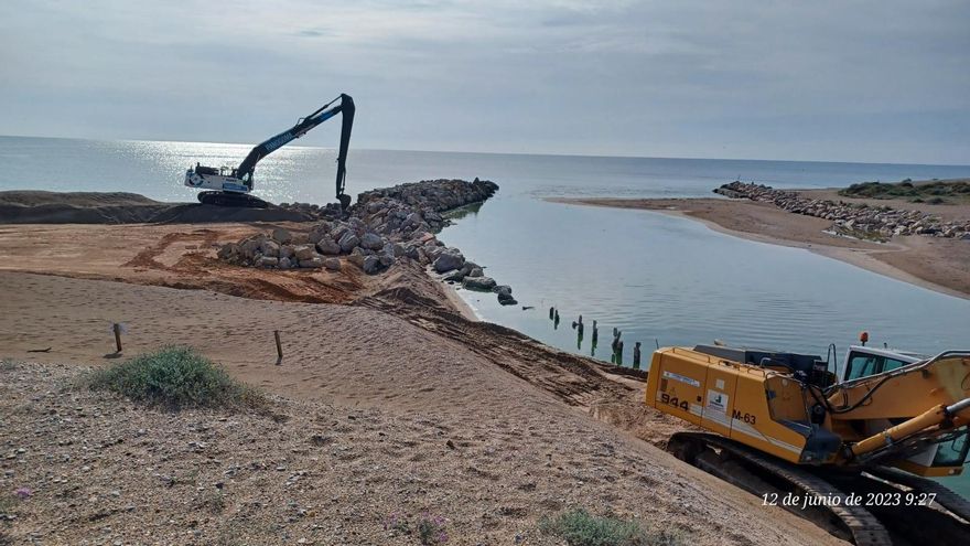Cuenta atrás para montar la megatubería por la que se impulsará la arena para regenerar las playas del sur de València