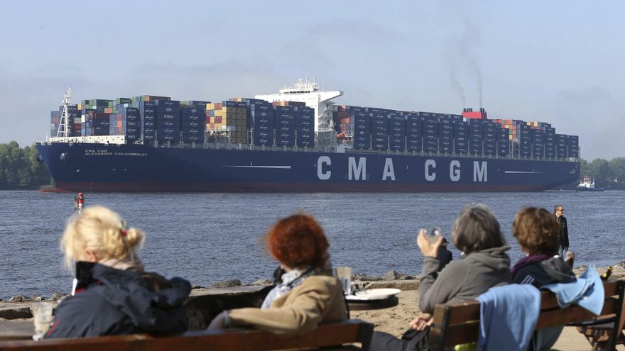 Un cargamento de contendeores de CMA CGM, en una imagen de archivo. EFE/EPA/CHRISTIAN CHARISIUS