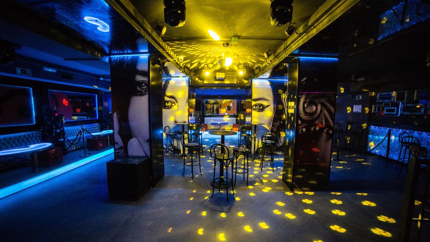 Sillas en la pista de baile de la discoteca, foto de archivo