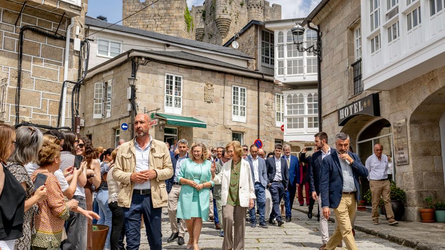 La reina Sofía visita Castro Caldelas (Ourense) y anuncia un plan de restauración forestal