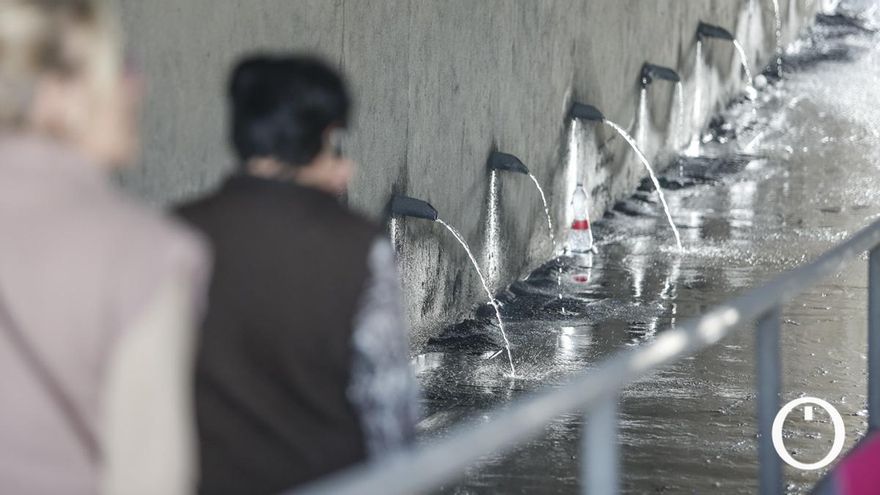 Denuncian la perforación de un venero que lleva días desperdiciando agua en unas obras de Adif