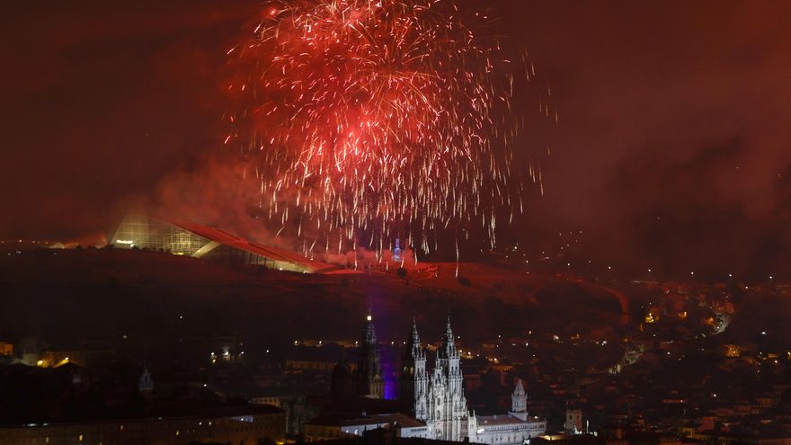 Los fuegos del Apóstol han regresado este domingo a la capital gallega, con 2.500 kilos de material pirotécnico, cinco ubicaciones y medidas de seguridad importantes, para conmemorar el Día de Galicia. EFE/Lavandeira jr