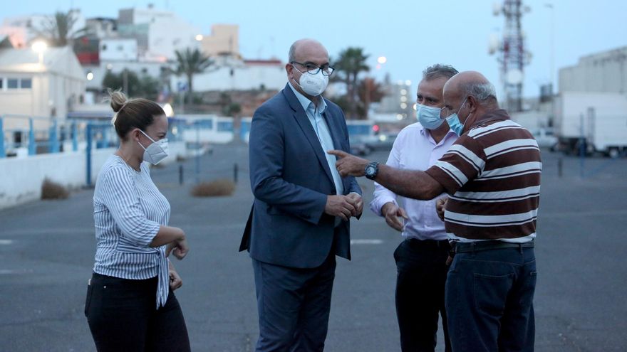 El presidente de Canarias, el delegado del Gobierno y la consejera de Derechos Sociales se trasladan hasta el muelle de Arguineguín.