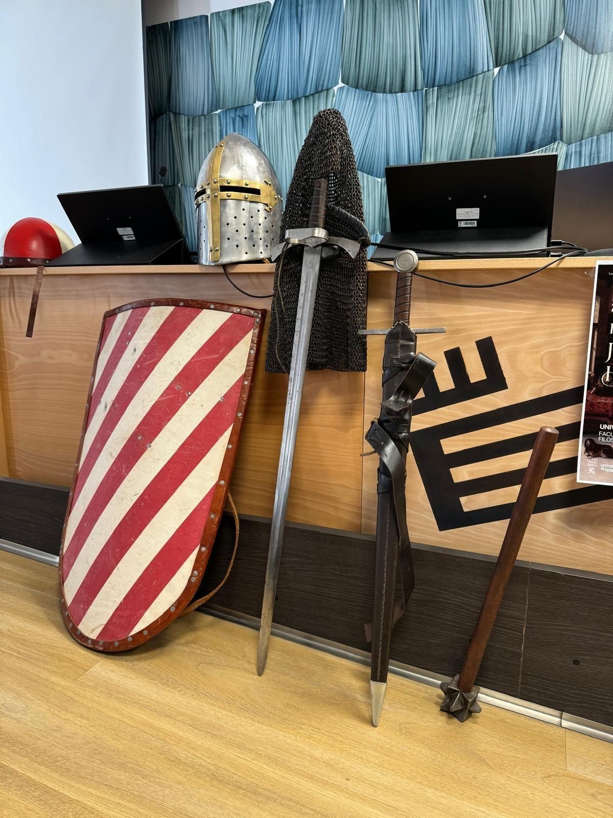 Panoplia de armamento medieval durante la ponencia sobre los reconstruccionistas en Historia Militar.