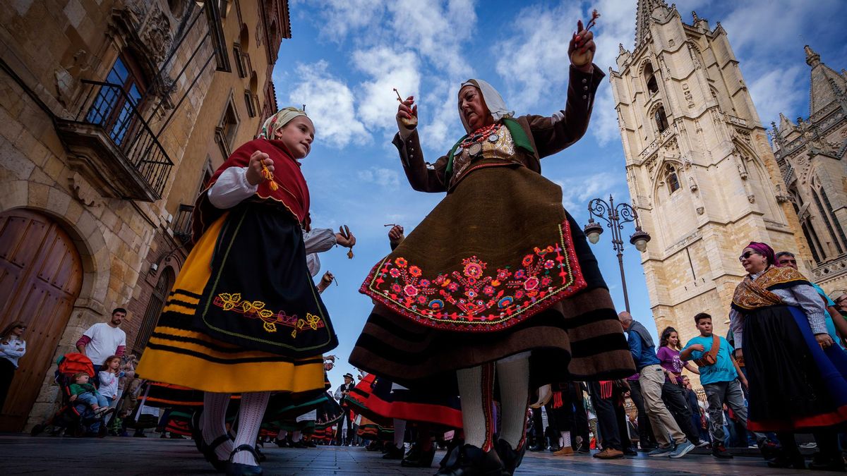 'Bailes frente a la Pulchra' en la fiesta de las Cantaderas de San Froilán.