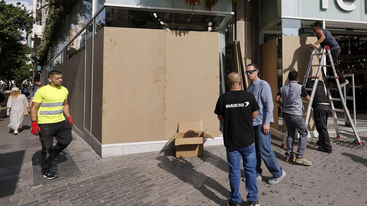 Los comercios de Valencia se blindan ante la posibilidad de disturbios este sábado.