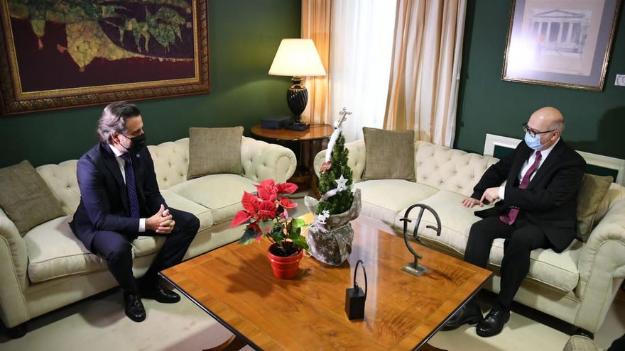 El presidente del Parlamento de Canarias, Gustavo Matos, y el embajador turco en España, Cihad Erginay