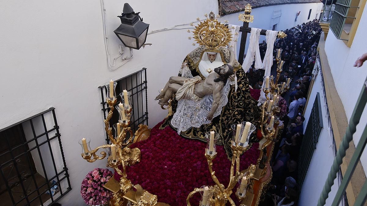 La procesión de la Hermandad de Las Angustias, en imágenes