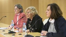 La alcaldesa de Madrid, Manuela Carmena, con la nueva concejal de Igualdad, Celia Mayer, y la concejal de Equidad, Marta Higueras.