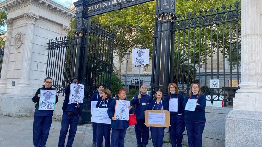Una subcontrata lleva casi tres meses sin pagar a las limpiadoras de la Biblioteca Nacional: "Estamos desesperadas"