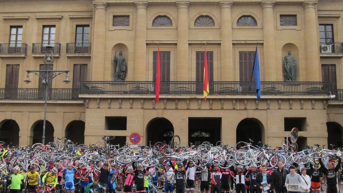 Unos 500 ciclistas participan en la marcha 'Bicicleta Blanca' para demandar "mayor seguridad vial"
