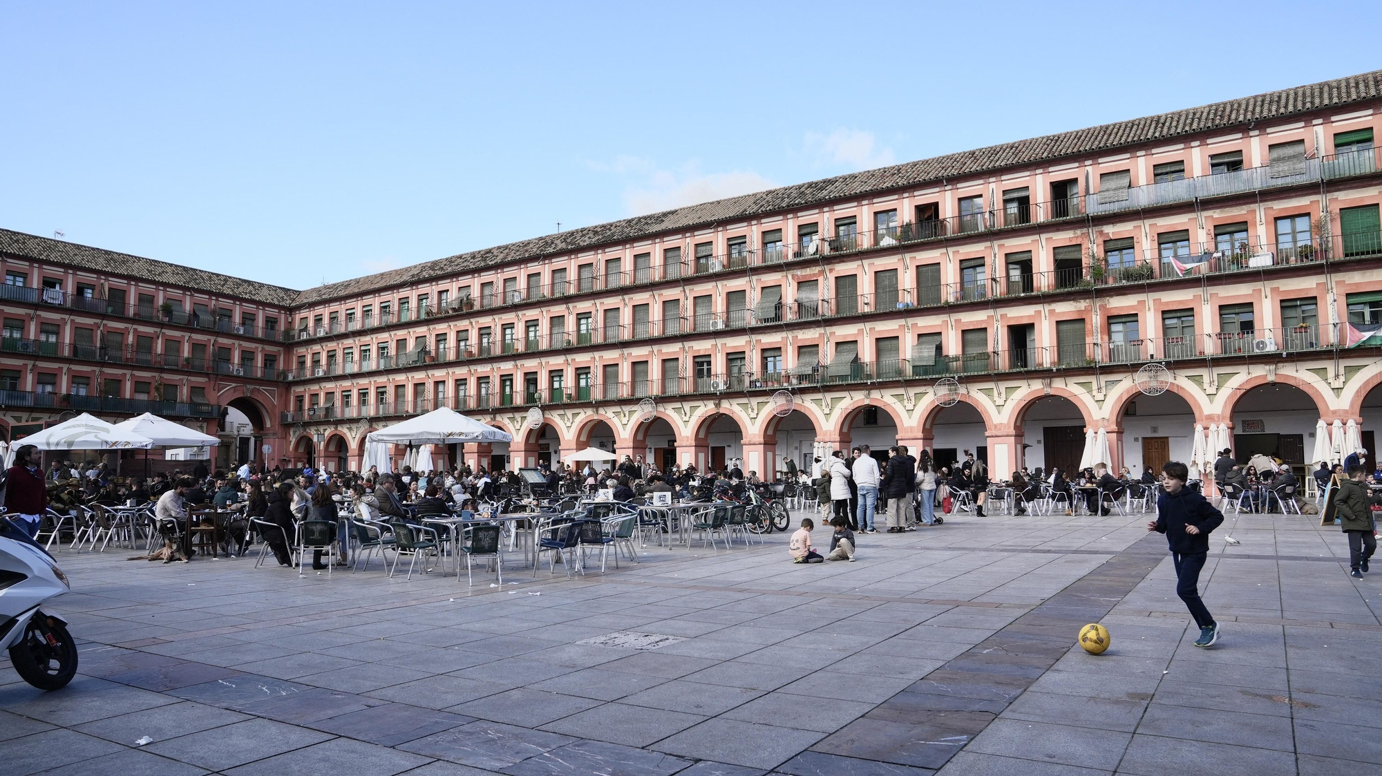 Los cordobeses se echan a la calle en este domingo de sol