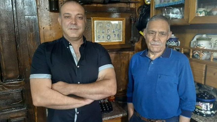 Omar García (izquierda) y José Luis García, junto al árbol genealógico de las familias García y Álvarez en Laciana.