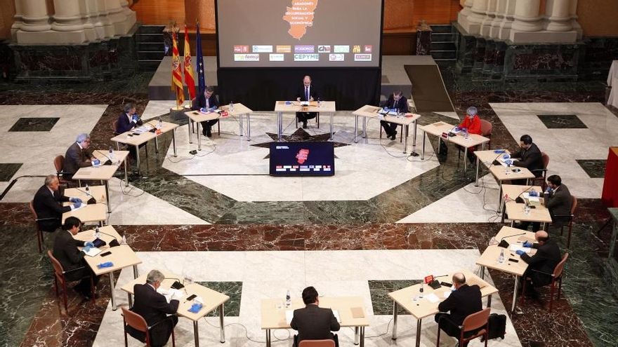 Representantes de los partidos políticos de Aragón, de los agentes sociales y de la FAMCP participaron este viernes en una reunión convocada por Javier Lambán.