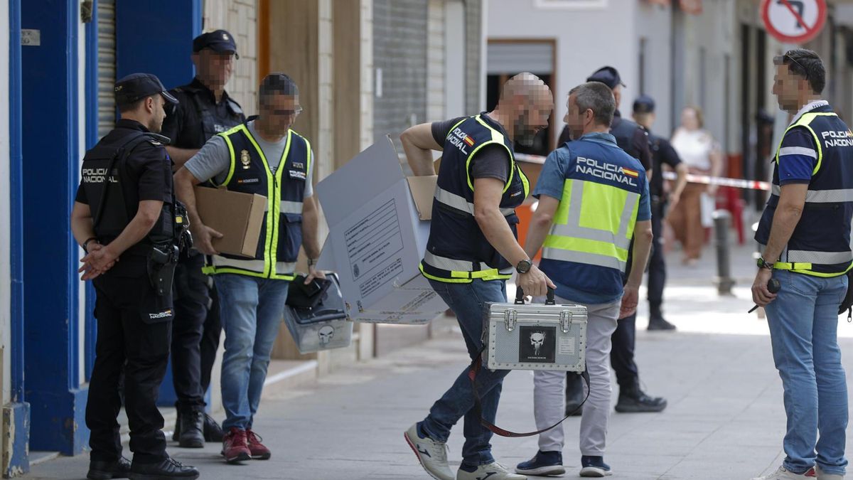 Efectivos de la Policía Nacional salen del edificio donde este miércoles un hombre ha matado a su mujer de 41 años y a su hijo de 2 años, en Algemesí, Valencia