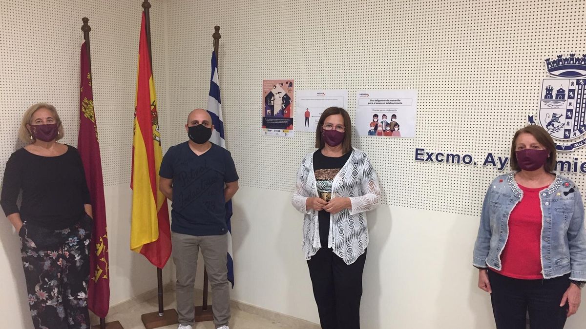 Equipo del CAVI de Jumilla, junto al concejal del área, Antonio López