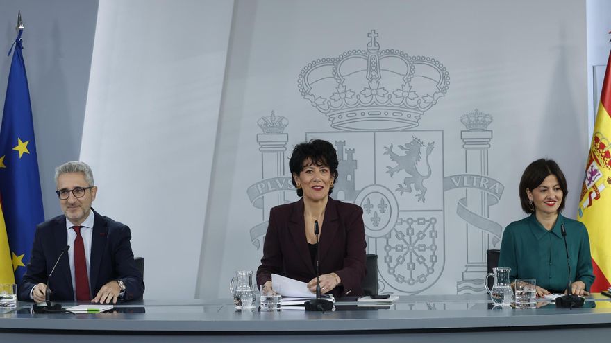La ministra portavoz, Elma Saiz, comparece en rueda de prensa junto al ministro de Hacienda, Arcadi España, y la ministra de Juventud e Infancia, Sira Rego, este martes tras el Consejo de Ministros.