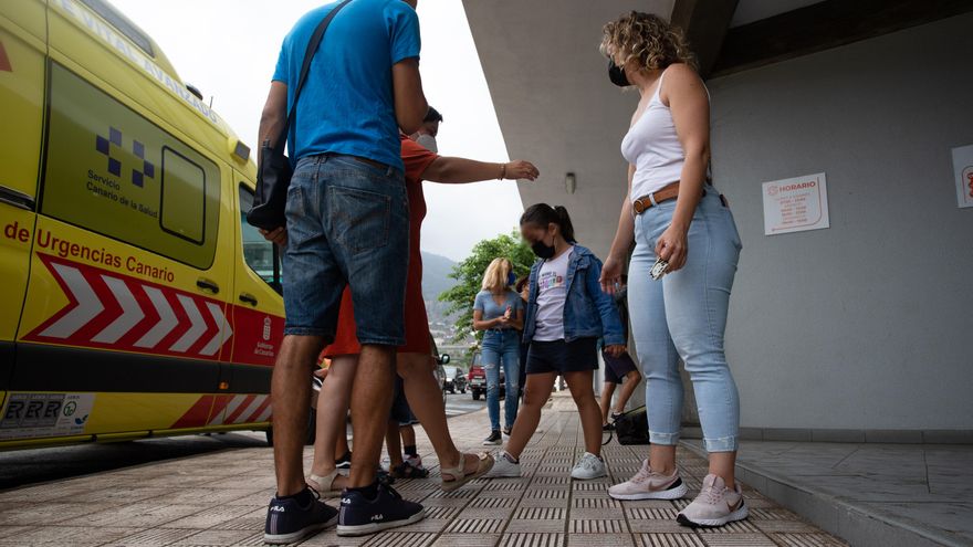 Enrique y su familia a las puertas del pabellón de Los Llanos de Aridane