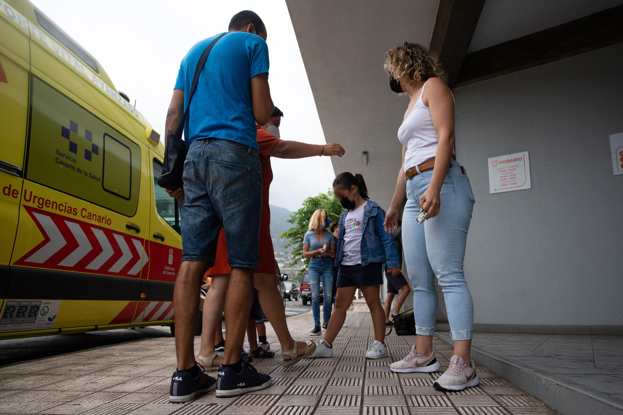 Enrique y su familia a las puertas del pabellón de Los Llanos de Aridane