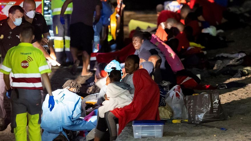 Llegan a Gran Canaria dos pateras con 65 personas a bordo, entre ellas una mujer embarazada y otra en grave estado de salud