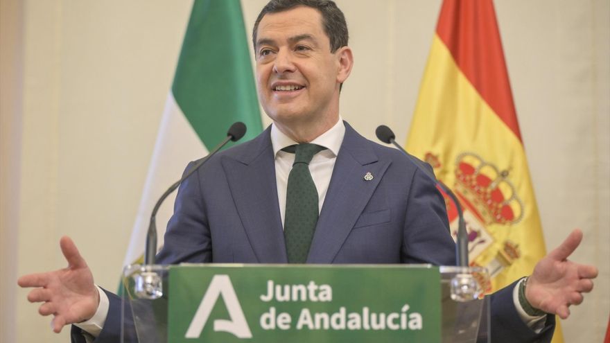 El presidente de la Junta de Andalucía, Juan Manuel Moreno, durante una rueda de prensa posterior a un encuentro en el Palacio de la Presidencia con el presidente del Gobierno de Aragón, a 21 de marzo de 2025, en Zaragoza, Aragón (España).