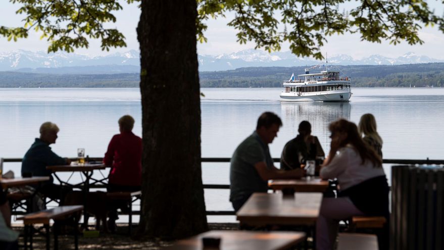 Varias personas comen en una terraza frente al lago Ammersee, este lunes en Inning (Alemania). EFE/ Lukas Barth-tuttas