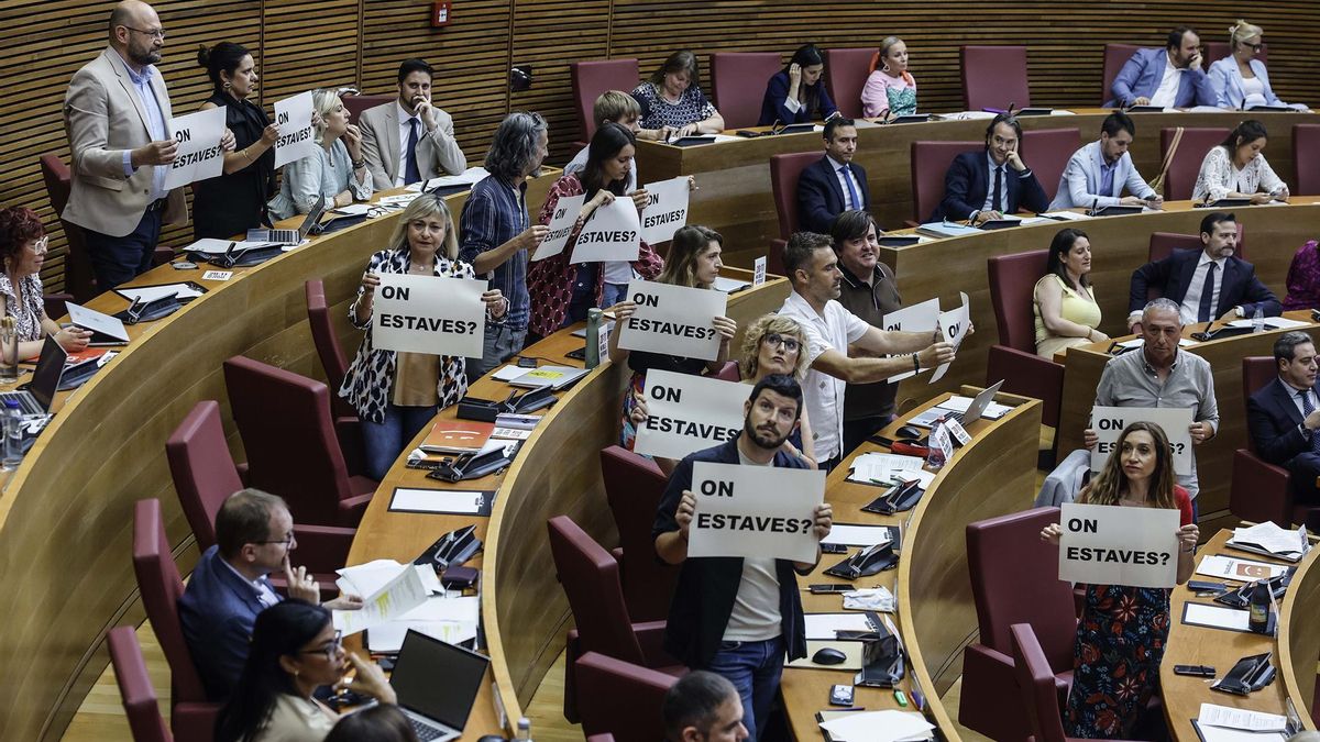 Los diputados de Compromís muestran el cartel con la leyenda "on estaves?".