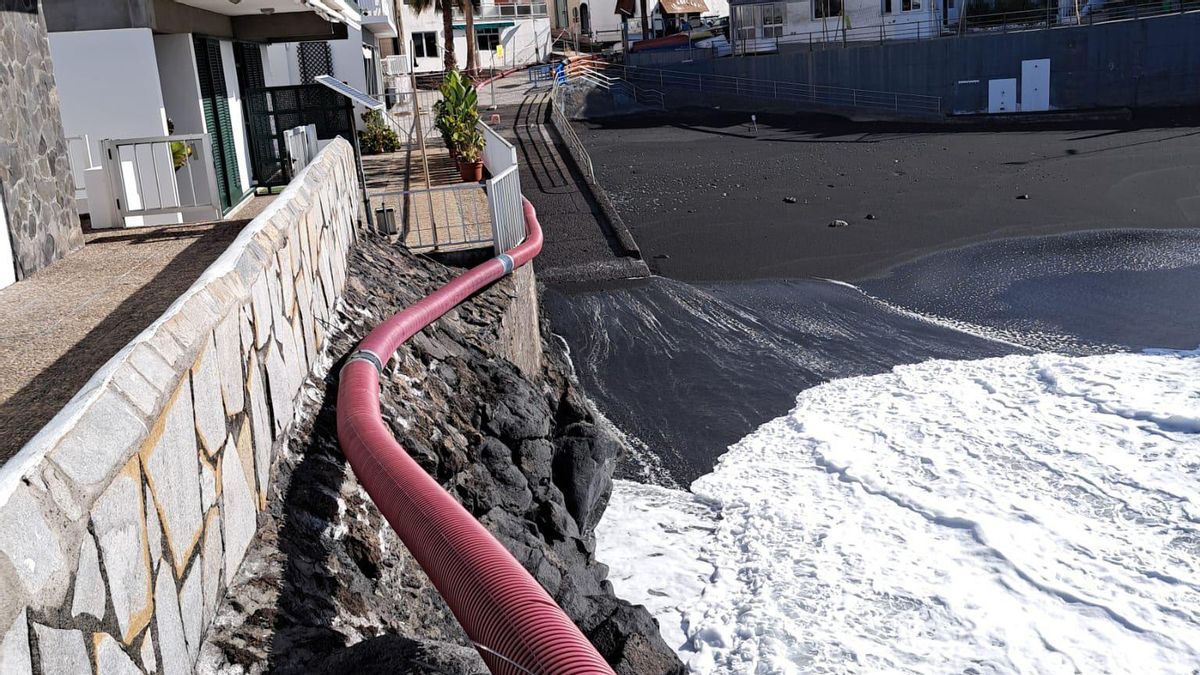 Instalado en Puerto Naos el tubo de  un experimento pionero en el mundo  que extraerá gases volcánicos del subsuelo