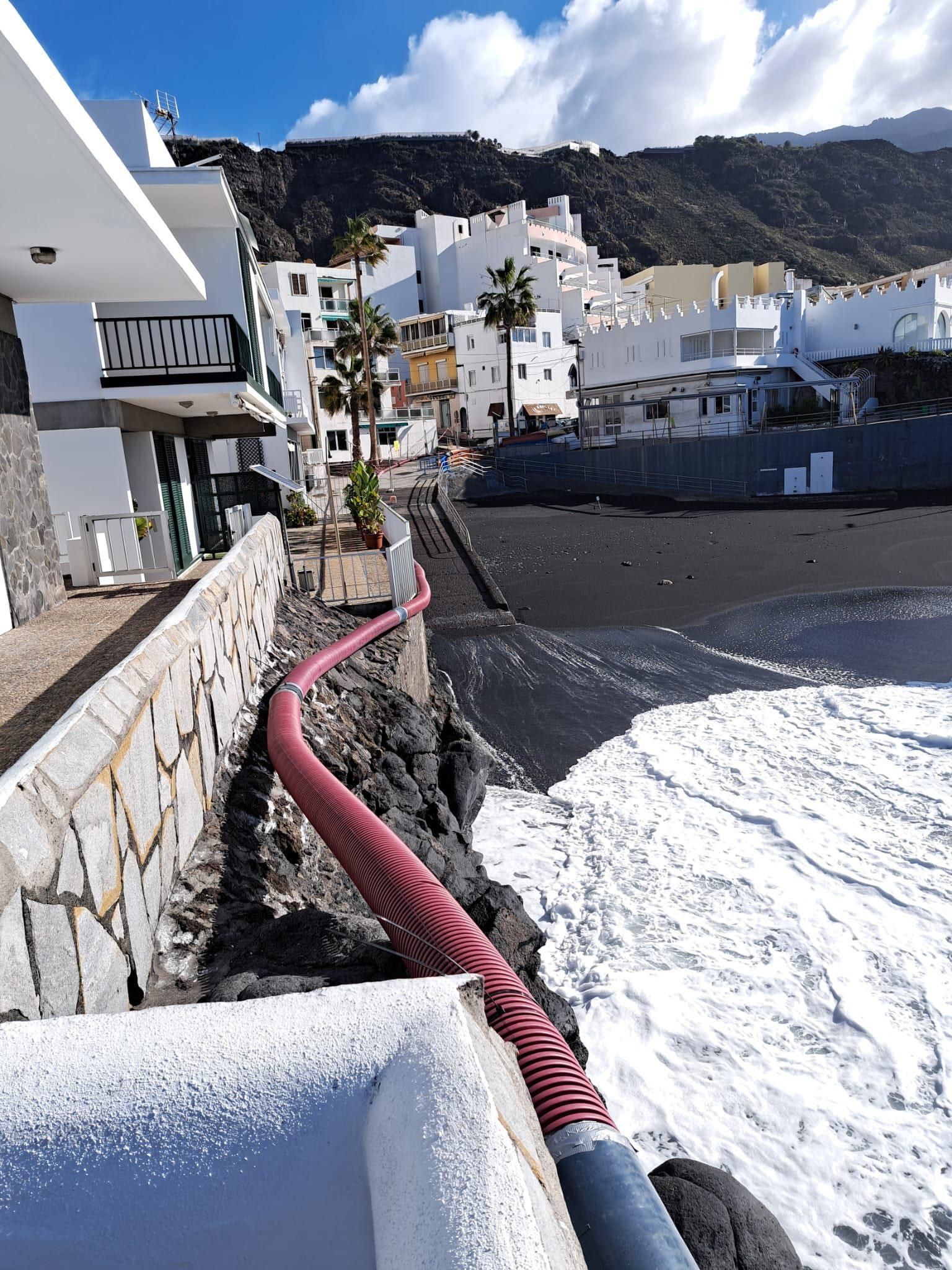 El tubo que permitirá extraer  los gases volcánicos del subsuelo de uno de los garajes de la ‘zona negra’ de Puerto Naos  (Los Llanos de Aridane).