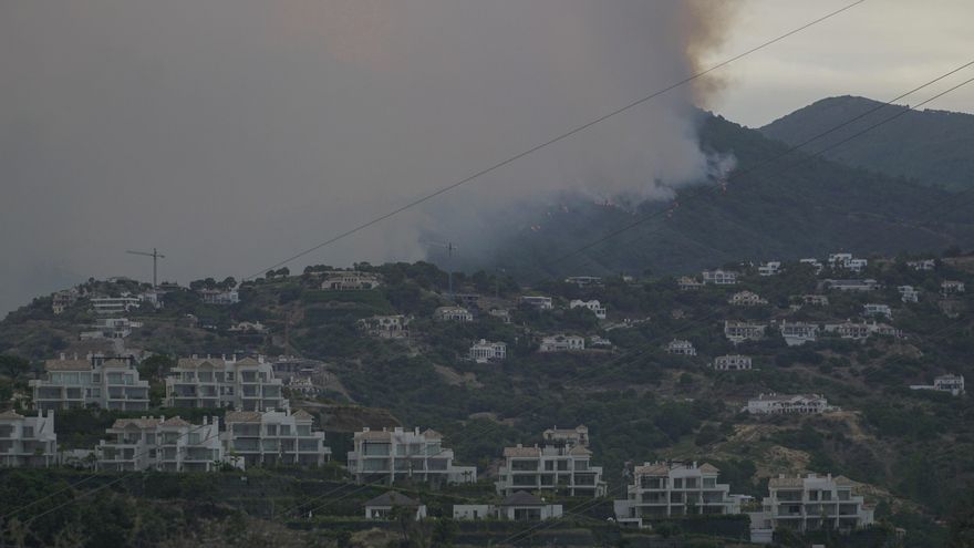 El terral amaina y permite “alguna mejora” en el incendio de Sierra Bermeja