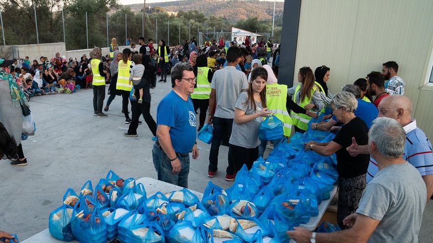 La ONG vasca Zaporeak organiza una recogida de 45.000 litros de leche para los refugiados en Lesbos