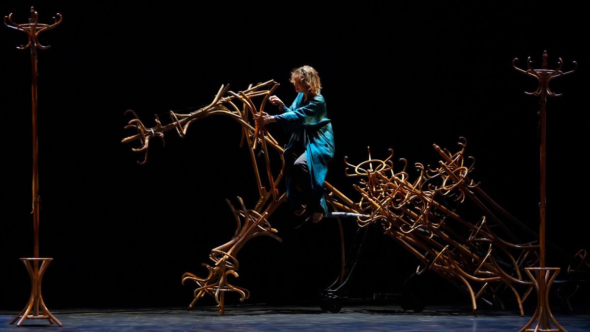 La actriz Aurélia Thierrée en un momento del espectáculo 'Bells & Spells', que inaugura la temporada 2025-2026 del Teatro Cuyás de Las Palmas de Gran Canaria.