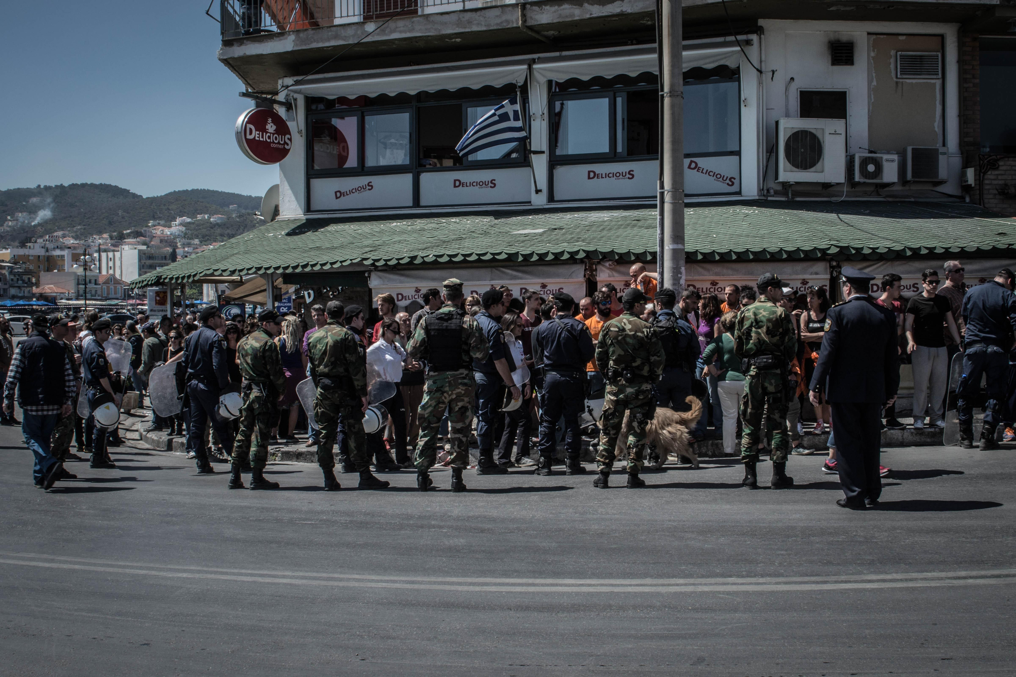 Protesta en el puerto de Mytilini, en la isla de Lesbos