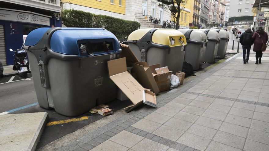 Varios contenedores con basura en Santander