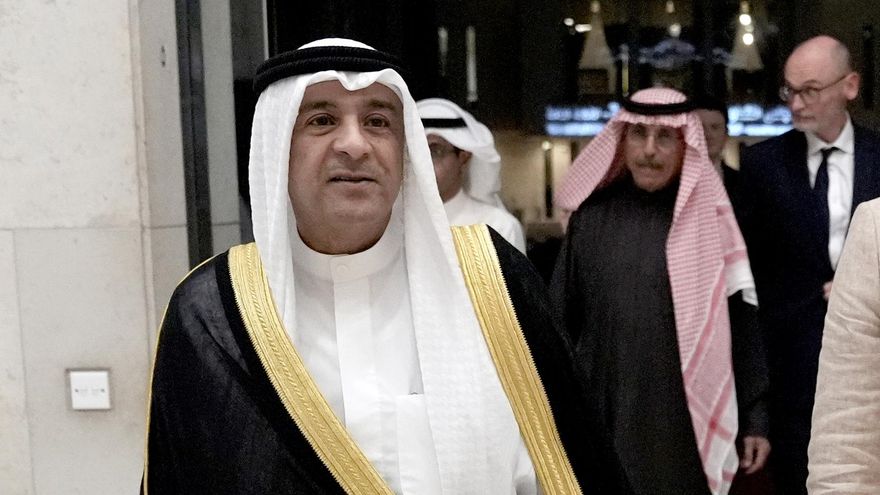 La ministra de Asuntos Exteriores del Reino Unido, Yvette Cooper, junto a Jasem Al Budaiwi, secretario general del Consejo de Cooperación del Golfo (CCG), durante una reunión celebrada en la sede de la Secretaría del CCG, en el marco de una visita a Arabia Saudí el 12 de marzo de 2026.