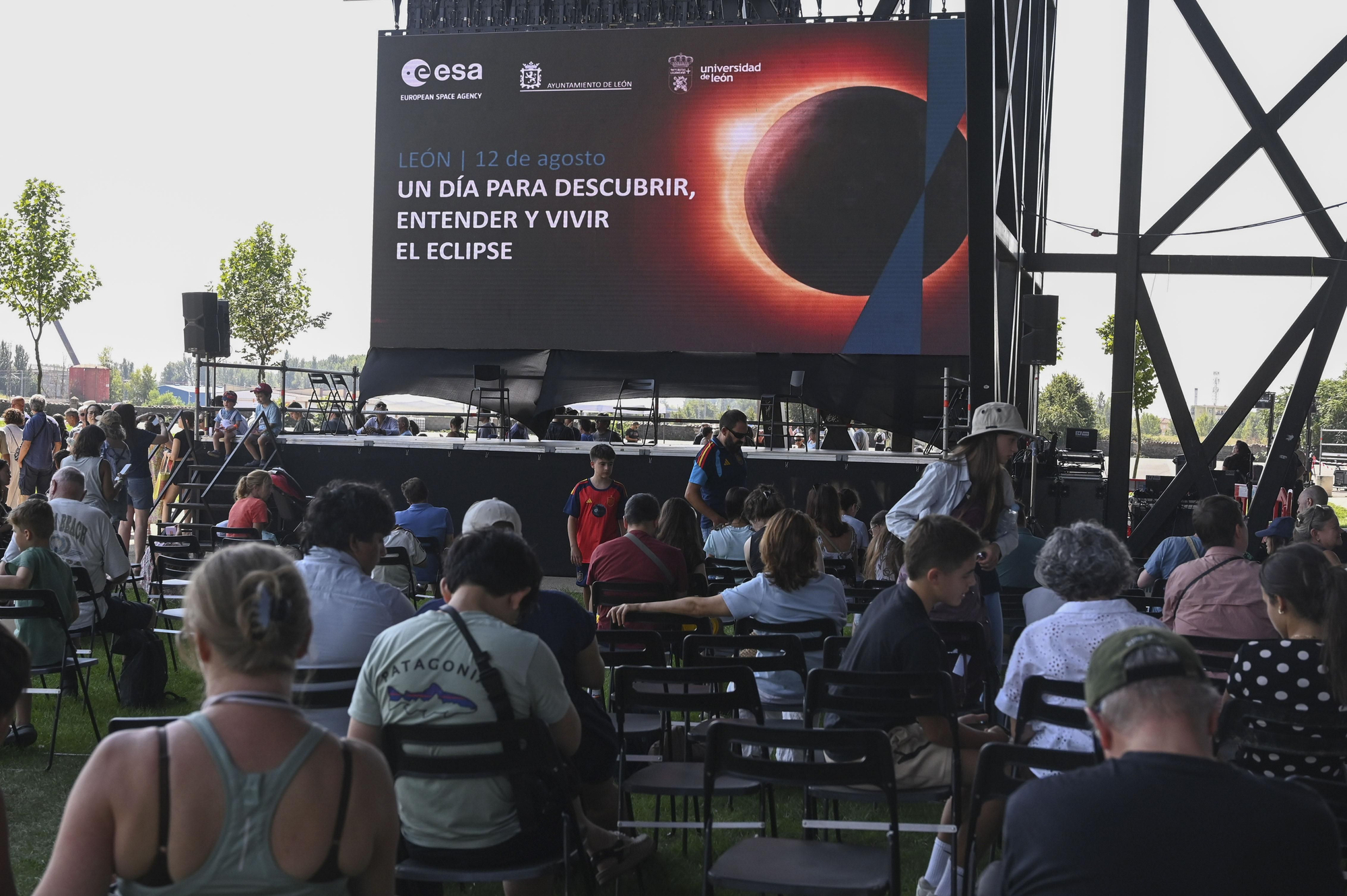 La jornada del eclipse organizada por la Agencia Espacial Europea (ESA) en León.