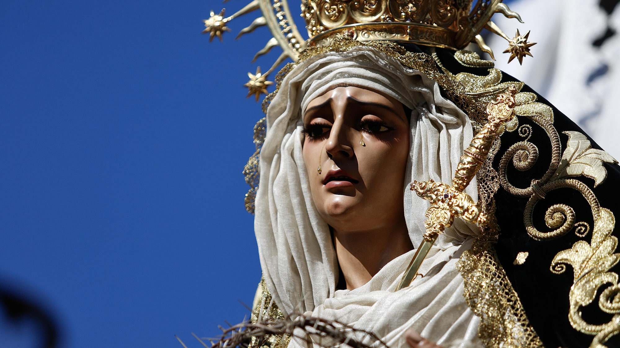 La procesión de la Hermandad de la Soledad, en imágenes