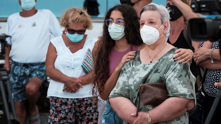 Los familiares de las víctimas del vuelo de Spanair que se estrelló hace trece años en el aeropuerto de Barajas cuando despegaba hacia Gran Canaria las recordaron este viernes con un acto ante el monumento "Luces en el vacío", en la playa de Las Canteras