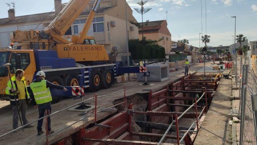 Operarios trabajan en las obras de los recolectores