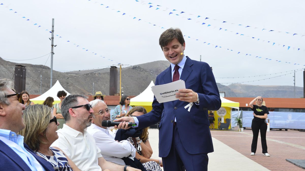 Marc Giró conversa con el director de elDiario.es Ignacio Escolar durante una de las pausas del FIC