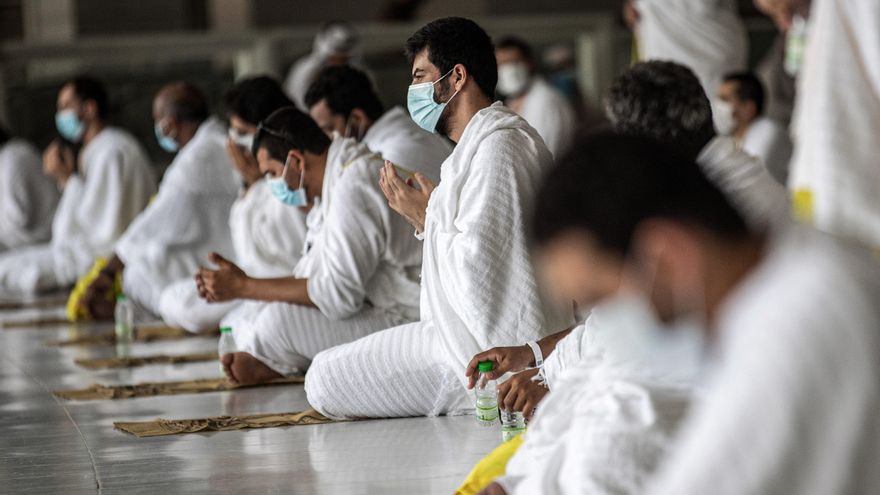 29 de julio de 2020, Arabia Saudita, La Meca: Los peregrinos rezan después de terminar de circunvalar la Kaaba, el santuario más sagrado del Islam, en el centro de la Gran Mezquita de la ciudad santa de La Meca, al comienzo de la peregrinación anual del Hayy musulmán. Debido a la pandemia mundial de coronavirus, sólo unos pocos miles de musulmanes están autorizados a realizar el peregrinaje anual del Hayy musulmán este año, un evento que normalmente atraería a más de 2 millones de personas de todo el mundo.