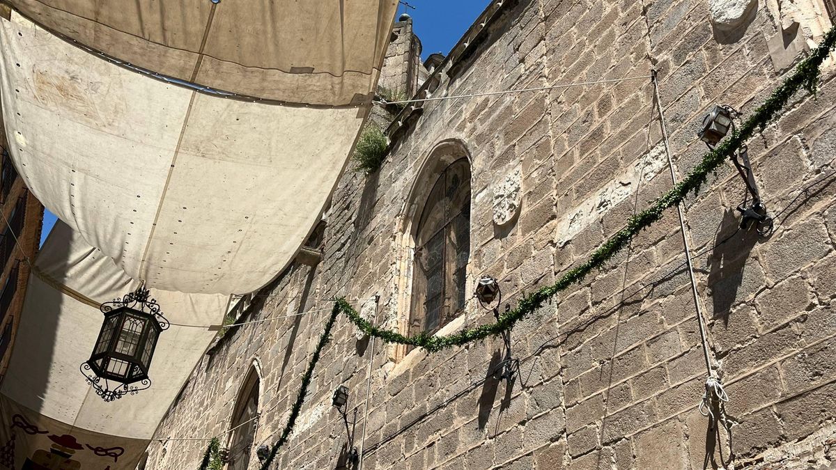 Los faroles que hacían las veces de 'cuentas' del Rosario de Cristal de la catedral de Toledo se restauraron hace años y se colocan cada año en las paredes exteriores durante la semana del Corpus