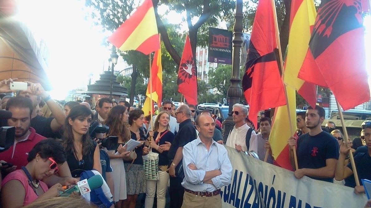 Ultraderechistas se concentran junto al Centro Blanquerna de Madrid al grito de "Catalanidad es Hispanidad"