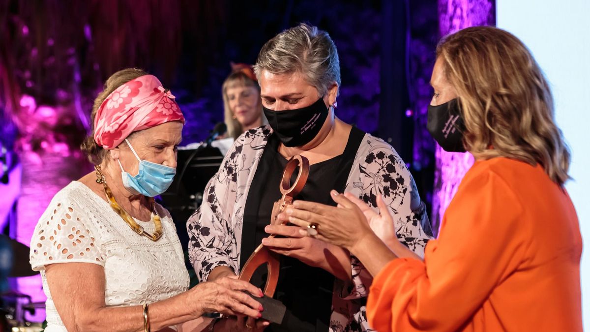María Lulia Fernández Rodríguez  recibe el premio 'Mujer Destacada 2020’ de Los Llanos de Aridane' de manos de la alcaldesa del municipio, Noelia García.