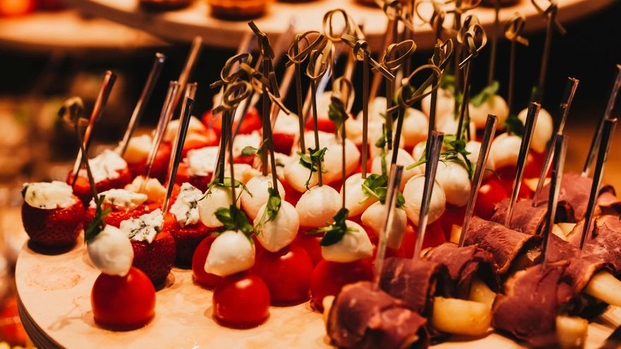 Si no sabes qué entrantes poner en la mesa de Navidad, tira de brochetas frías: cinco ideas riquísimas